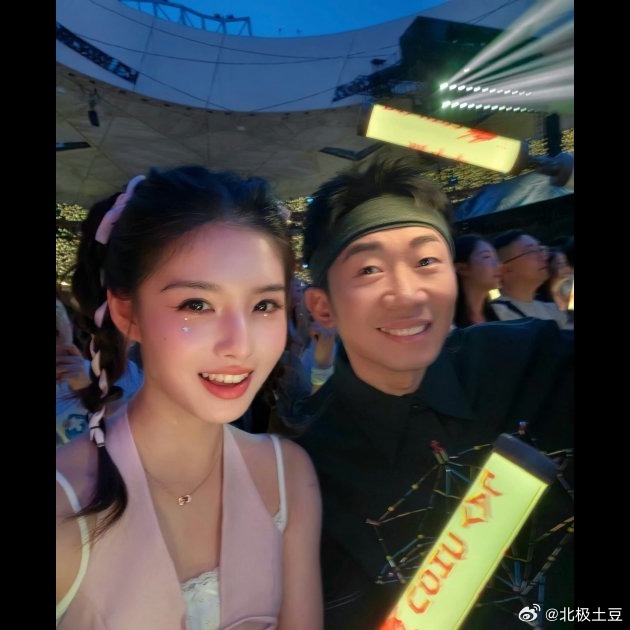 艾米人生第一次看演唱会就是周董的场子，还偶遇杨迪，这运气也太炸了吧！🤩 看她分