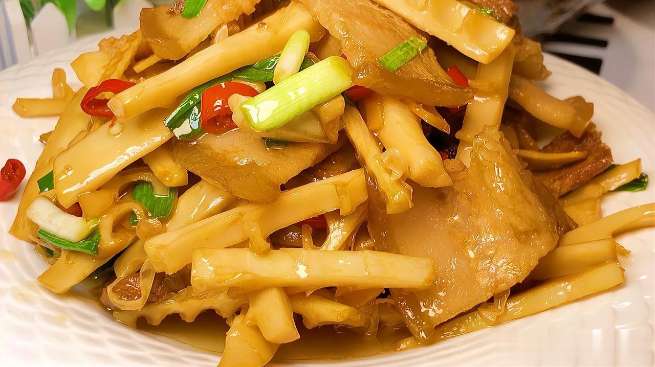 #晒晒我的拿手菜# 
五花肉炒笋尖
1五花肉煸出油，这个菜油稍微多一点做出来更好