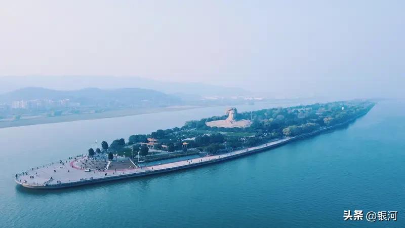 橘子洲与湖湘文化联系紧密。它坐落于长沙湘江江心，是湘江泥沙长期淤积形成的冲积沙洲
