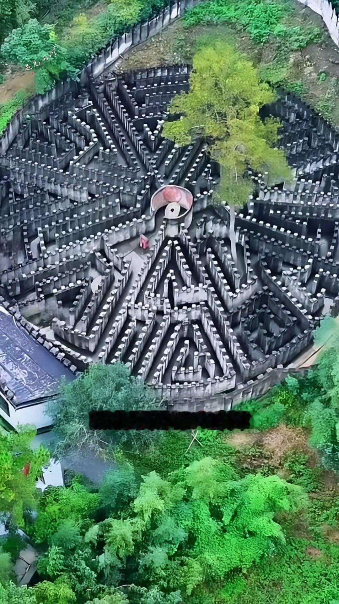 湖北襄阳的八卦阵，是诸葛亮依奇门遁甲与星象地形打造的军事奇迹。依周易六十四卦布局
