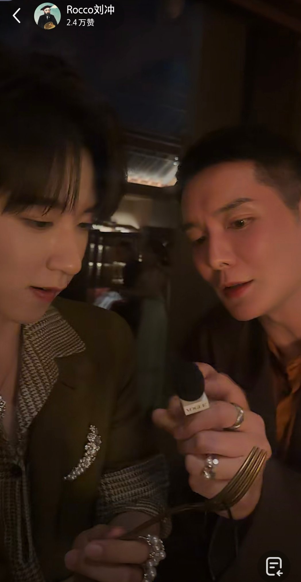 我不行了，贺峻霖拿叉子扶着麦克风的线 