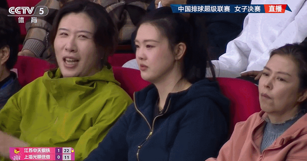 怪不得江苏女排今天打得这么顺，原来看台上有联赛MVP张常宁坐阵，看似江苏女排场上