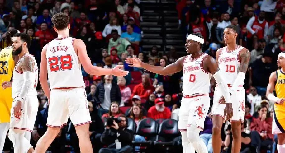 三分不进，火箭仍让他打满37分钟
 
乌度卡赌的是阿门·汤普森的篮板和防守。打步