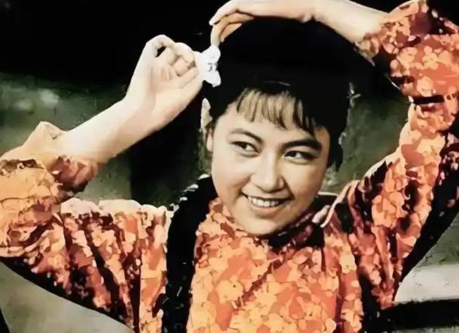 追她的人，据说能从北京排到南京，一堆的首长，一堆的大领导，削尖了脑袋想把这位红遍