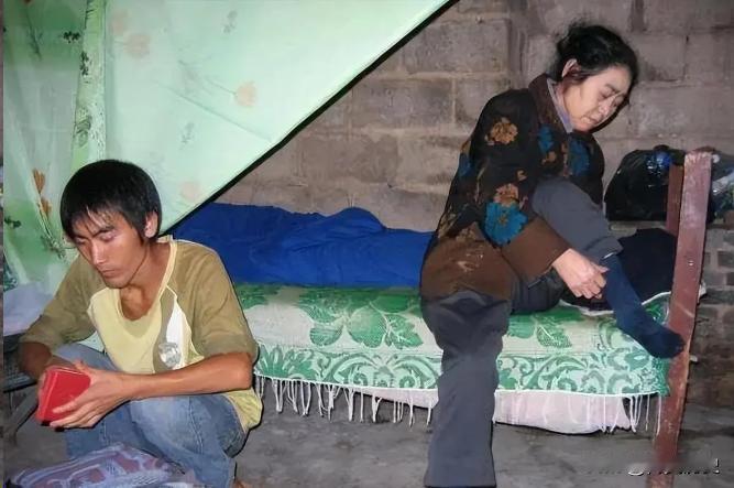 2004年，贵州一中学，有一学生每天一放学就跑，吃饭住宿从未见他在学校，直到有人