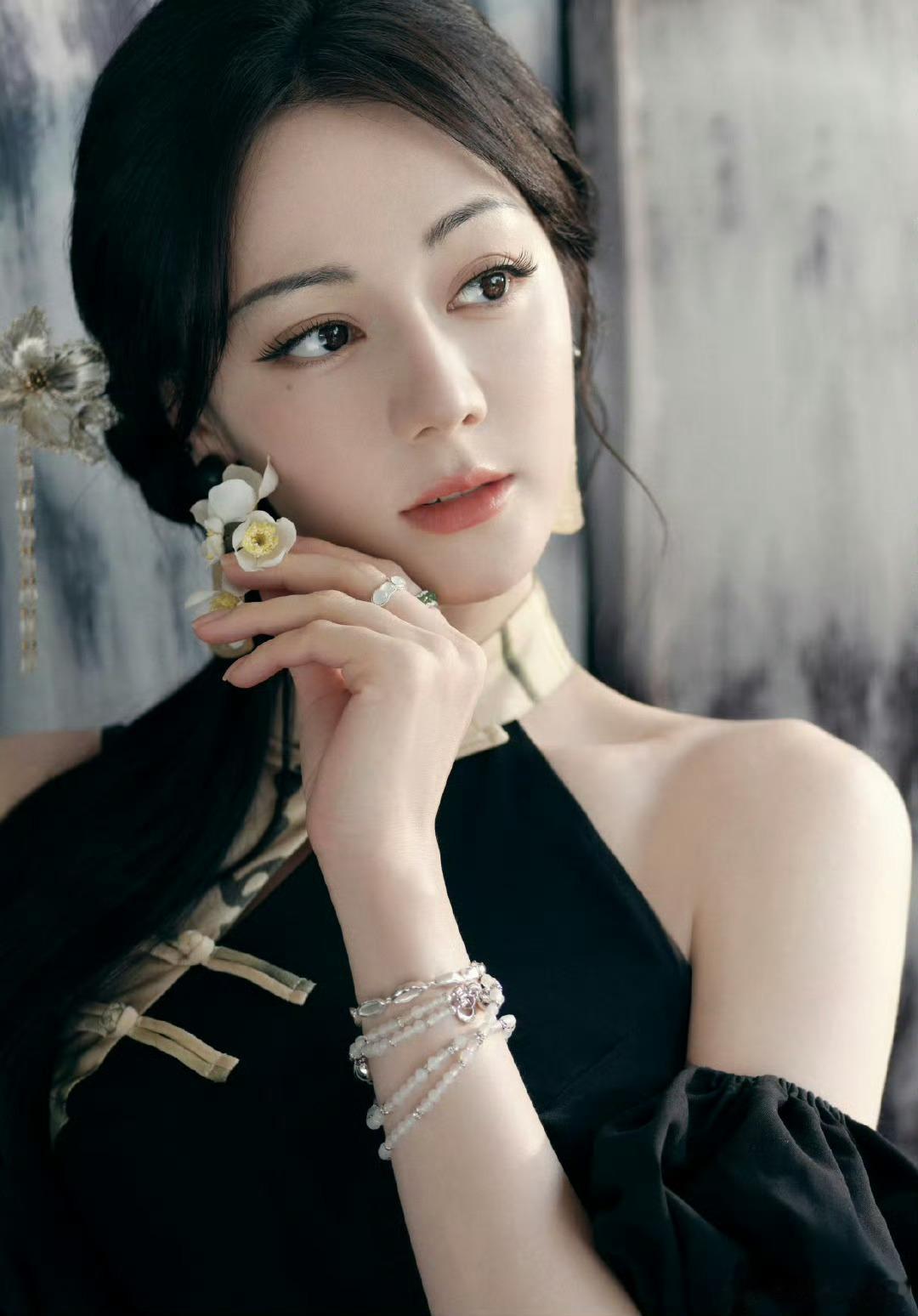 王亚飞给迪丽热巴做的新中式妆造新中式妆造的迪丽热巴 王亚飞新中式妆造惊艳！迪丽热