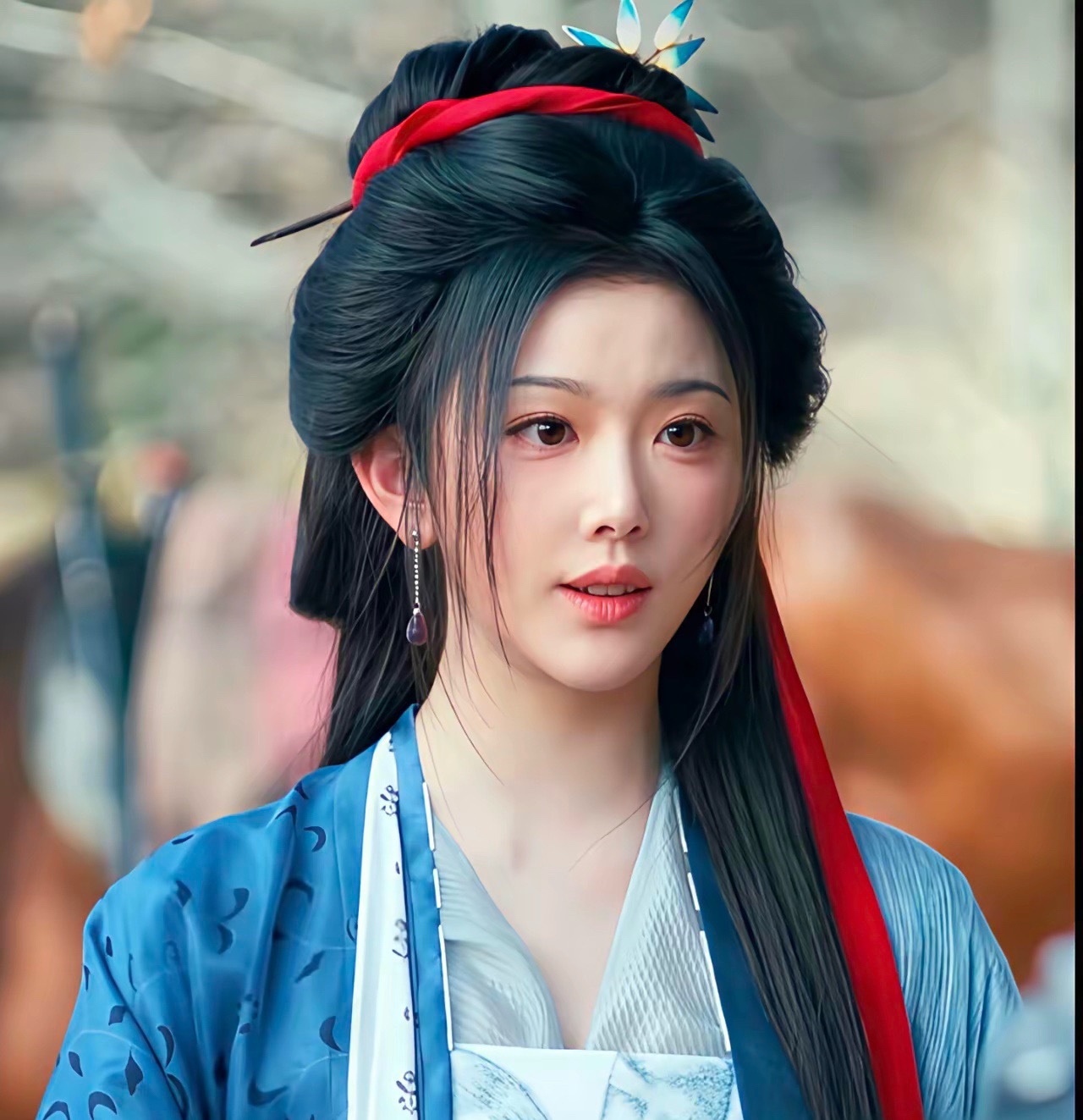 现在的古装剧发包真是好离谱，这种高颅顶审美到底谁在喜欢啊？仿佛顶着一顶巨型鸟窝，