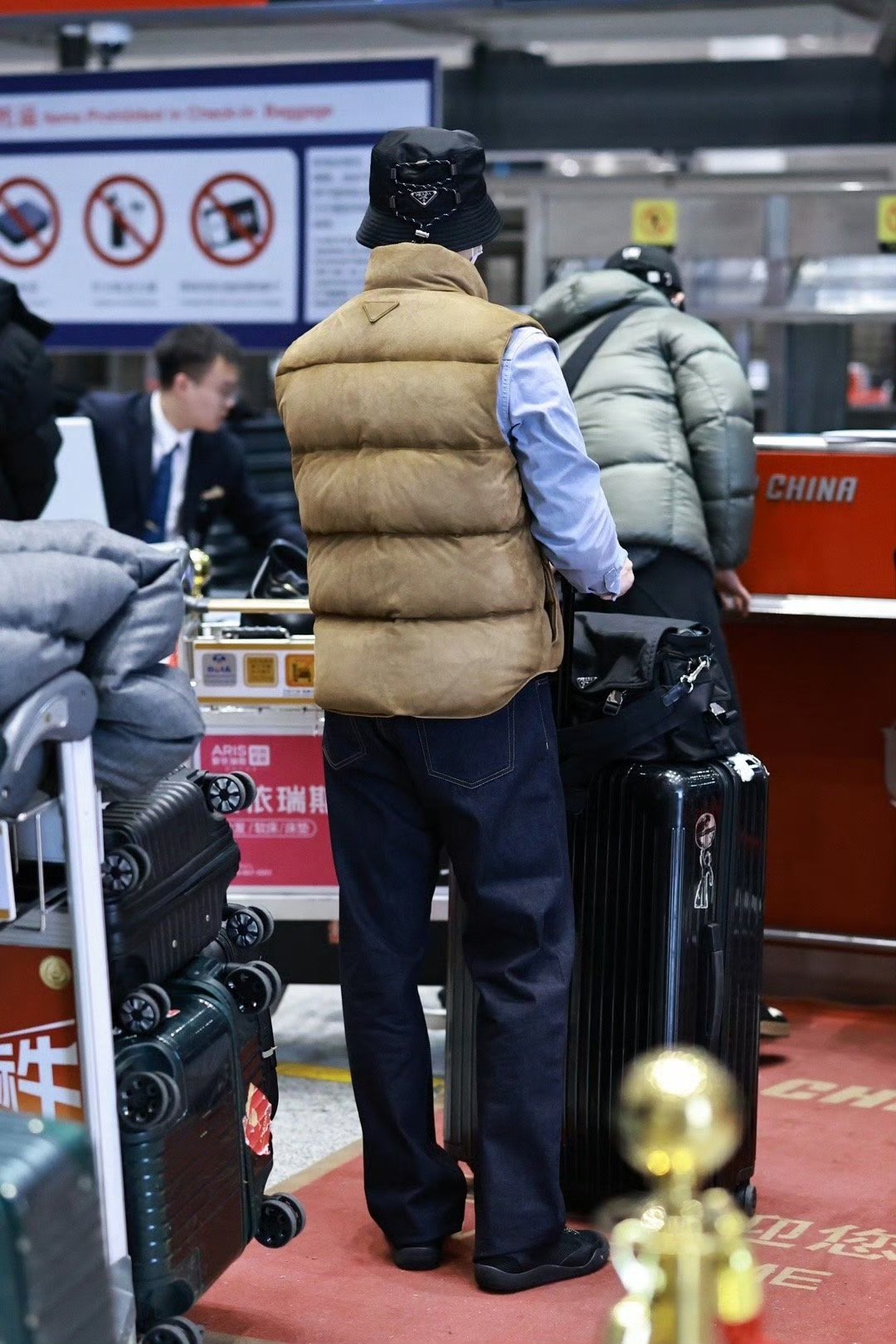 马龙到达米兰   赛场是六边形战士，秀场是蓝血顶奢代言人，龙队带着《时尚芭莎》封