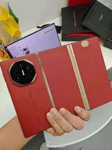 #黄牛加价2万收不到华为三折叠#最新看到的，华为Mate XT非凡大师顶配16+