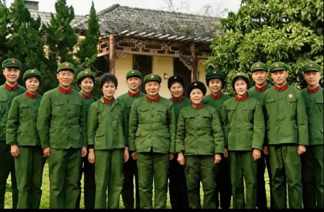 这是一位开国将领杨得志将军的全家福，我这么说，或许会有一些人不太相信，可这千真万