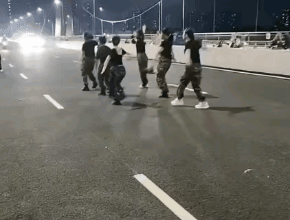 公园里装不下她们了吗？大晚上的到马路中间跳舞，出了事谁负责？
跳的好看也行，文齐