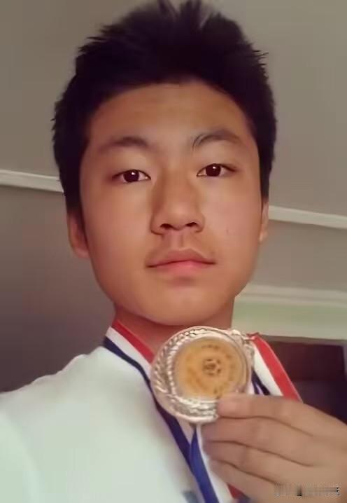 白岩松在儿子白清扬中考前，曾这样对他开玩笑说：“你如果考上了北京最好的学校，我就
