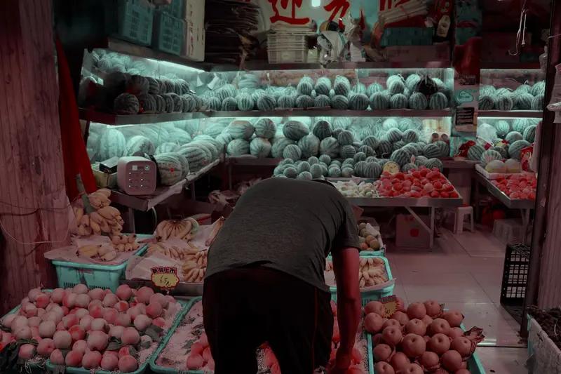 外国人看呆！中国水果店老板开门睡觉，戳穿最真实的中国底气
 
最近一段街头视频火