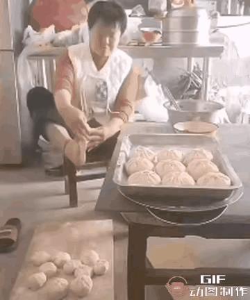 手脚并用包出来的馍馍，你敢吃吗？
走进一间包子铺正欲买包子，抬头一看，好家伙，只