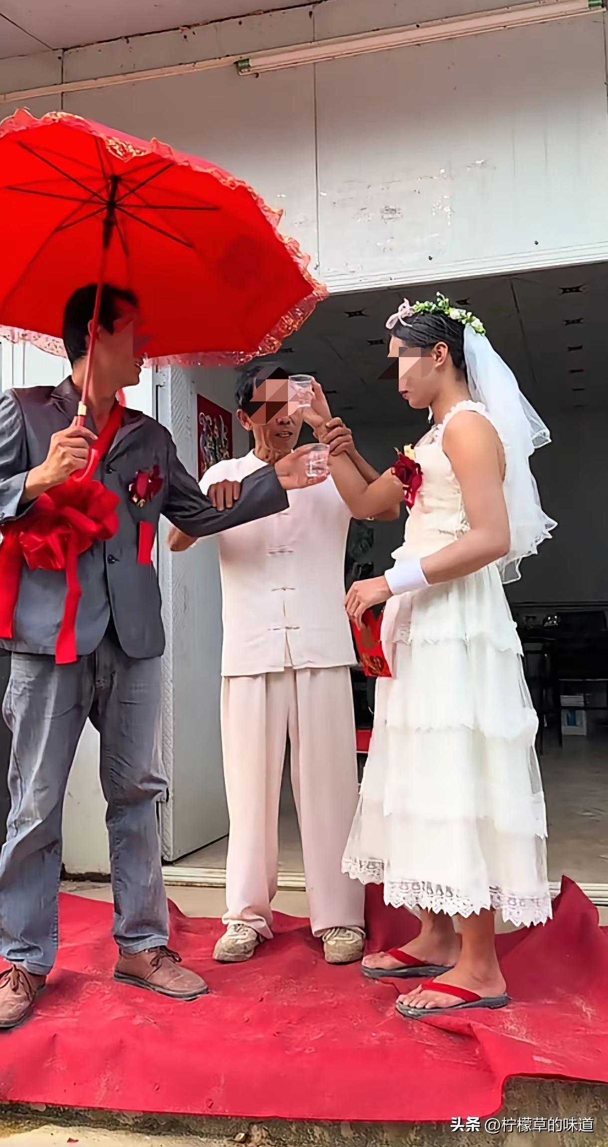 这样的婚礼太潦草了

这是一户人家办婚礼，看上去特别简单，新郎上身穿着西装，胸前