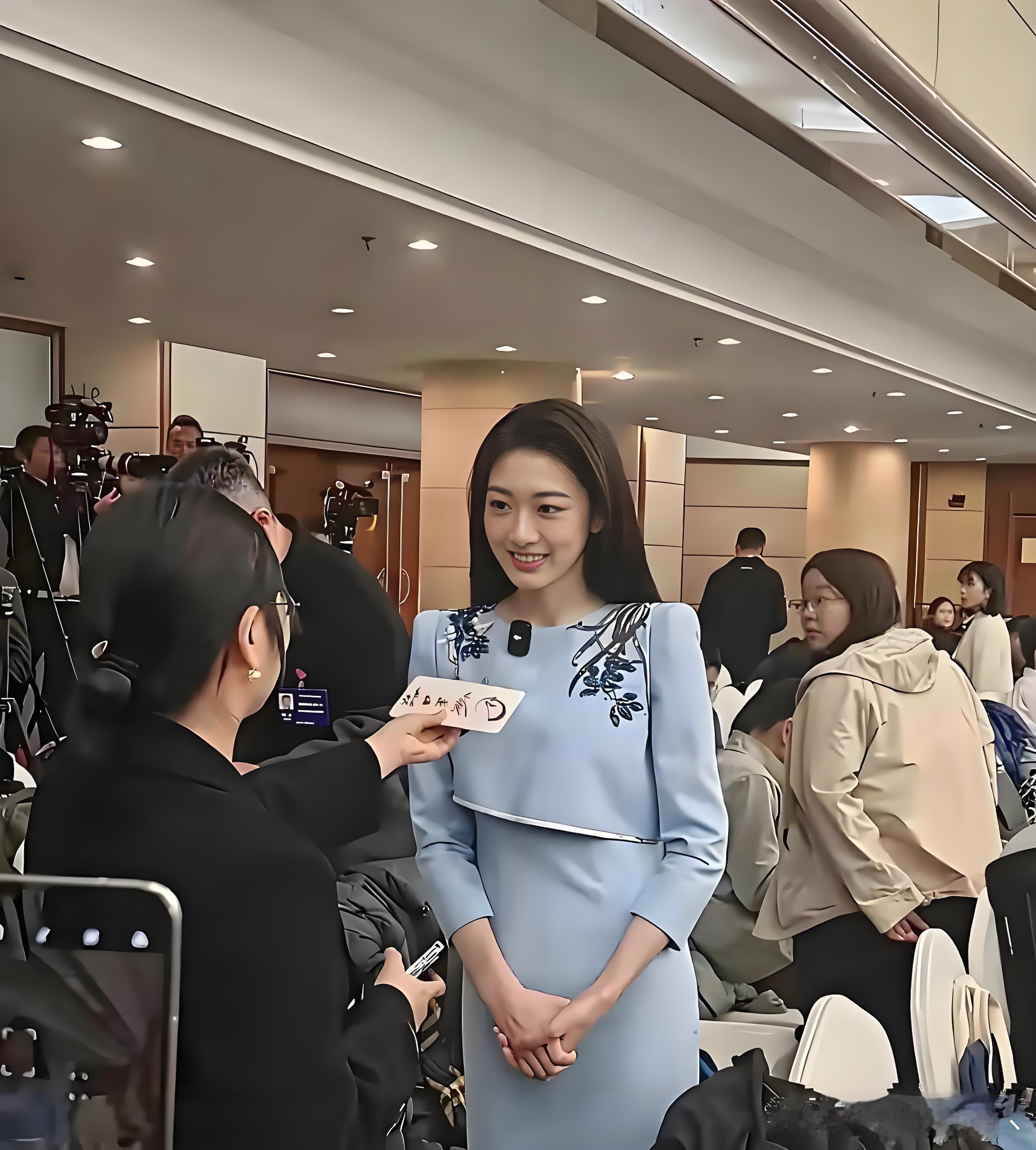 体制内女生老好看了，央视镜头里，颜值跟一线明星有的一拼，绝了！ 