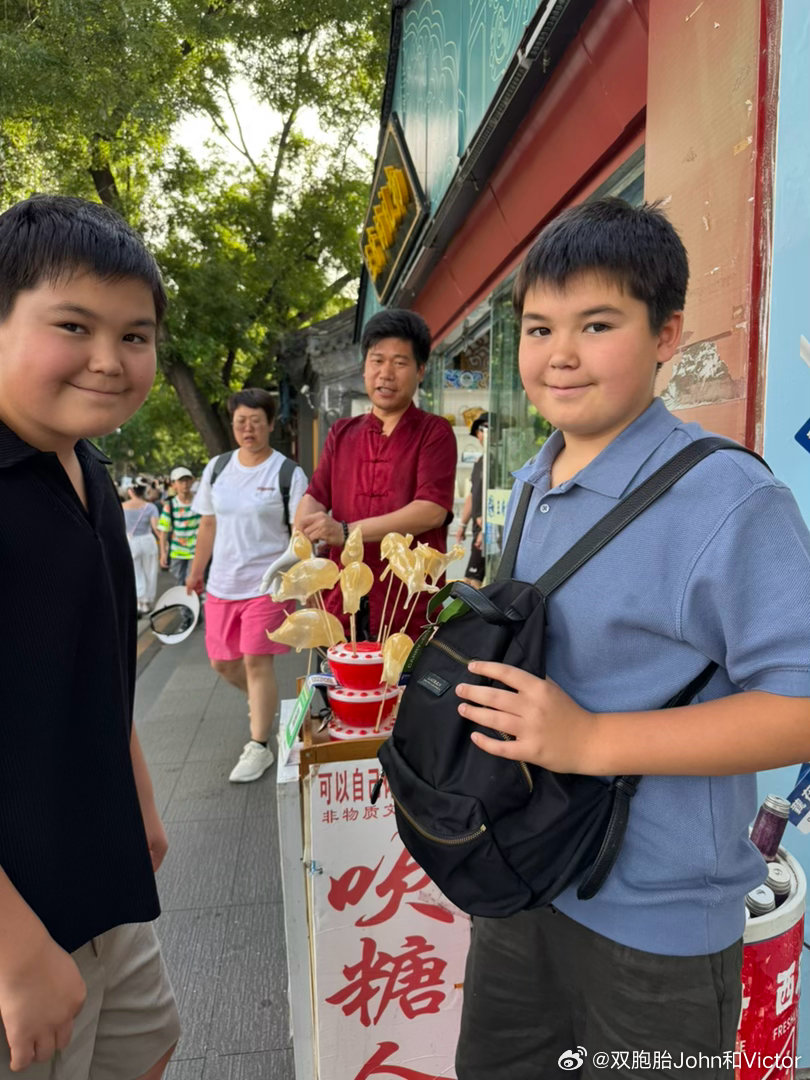 糖人大师问：高考完了，出来玩儿了？我说：小学还没毕业呢！俩孩子也不傻乐了