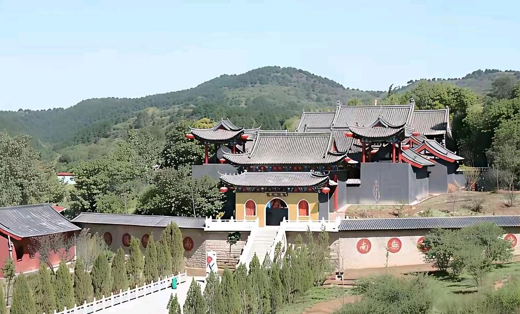 任铁柱不应该修这几个寺庙。如今看来都是讽刺。把钱投到安全生产上不好吗？何必让那么