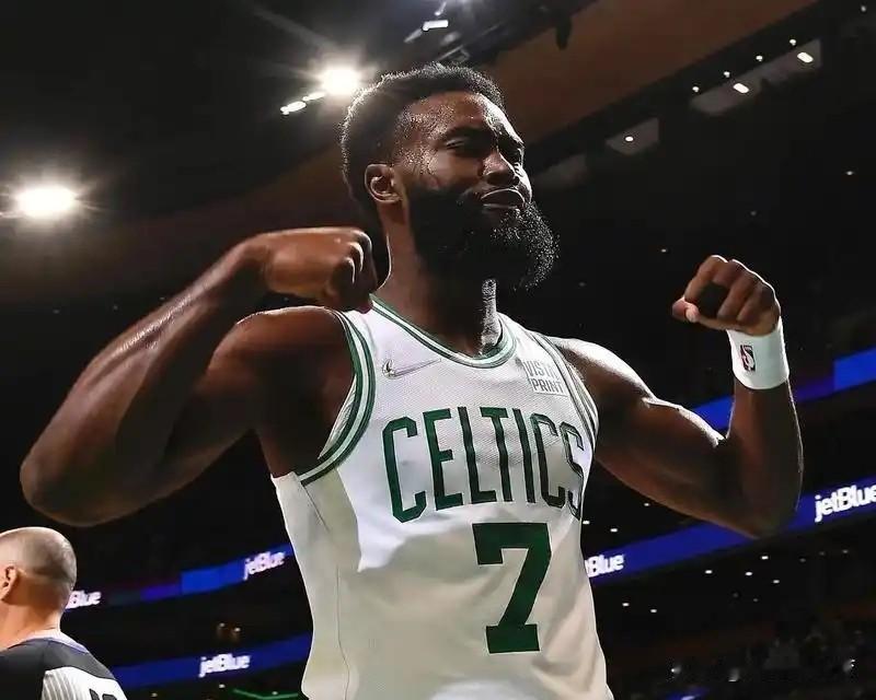 打服莱昂纳德！还有人质疑总决赛MVP的含金量吗？
自从伊戈达拉和杰伦布朗获得总决