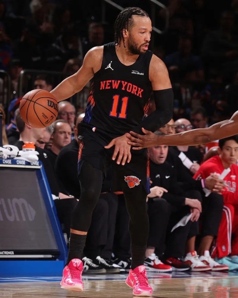 【🏀布伦森穿着粉色科比5，得到17分1篮板10助攻💥】尼克斯队在今天的常规赛