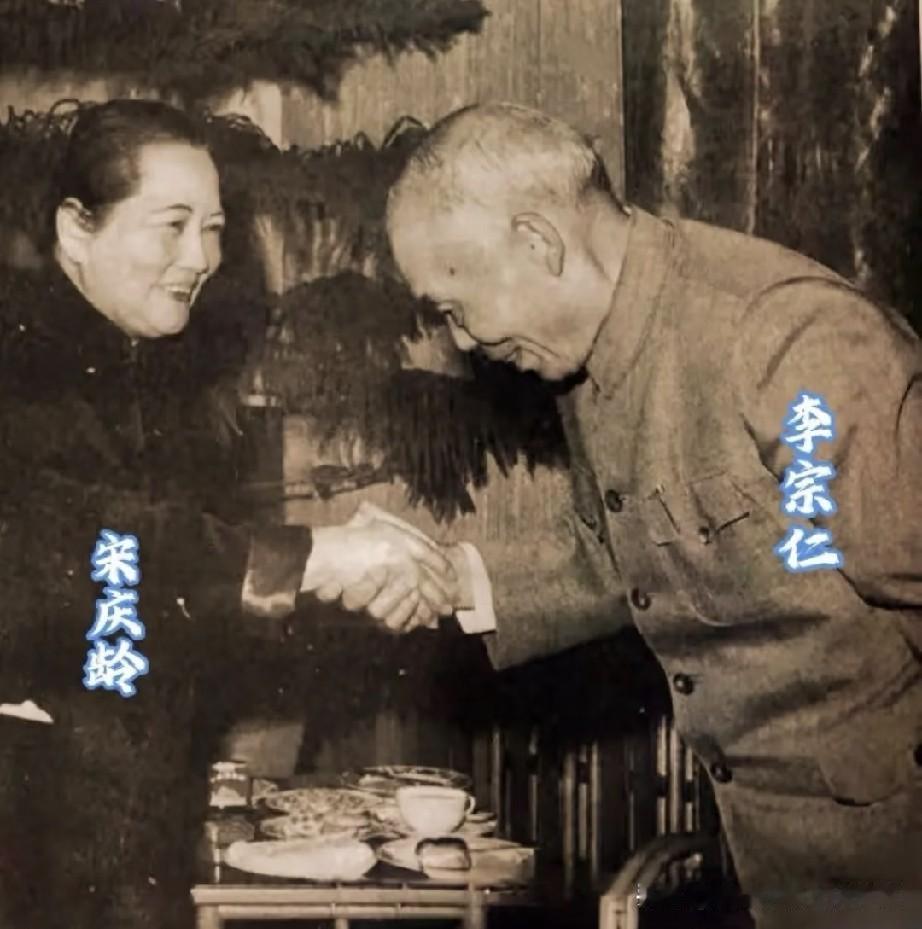 时隔多年再次相见，这一次握手背后，藏着两人数十年怎样的风雨过往？