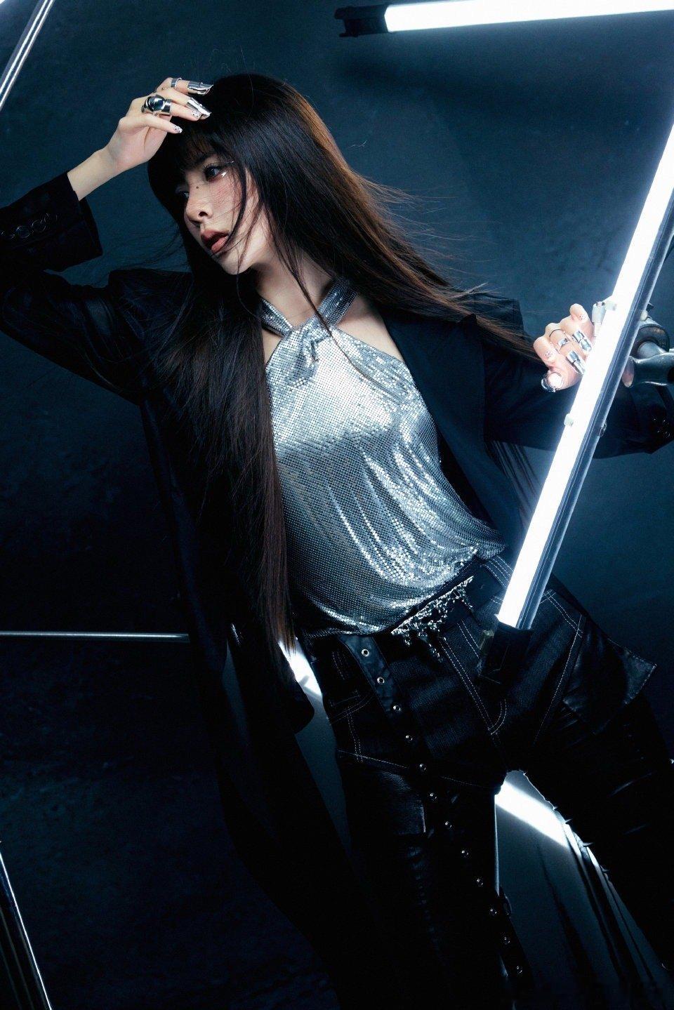 辣妹宋妍霏我笑纳了这个辣妹宋妍霏我笑纳了！Y3K造型的神！