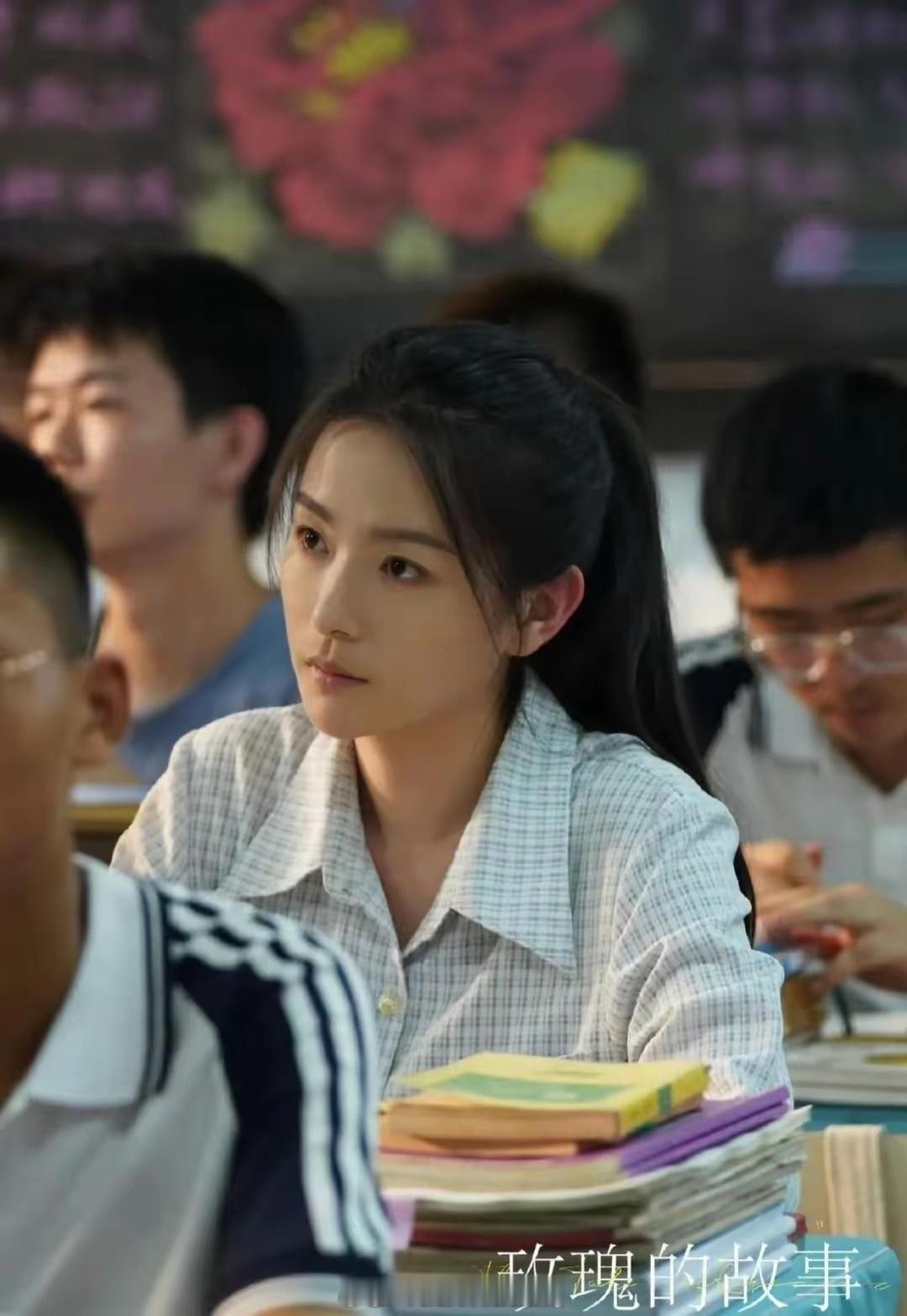 导演这是为了突出谁是主演，只给一个人化了妆…… 