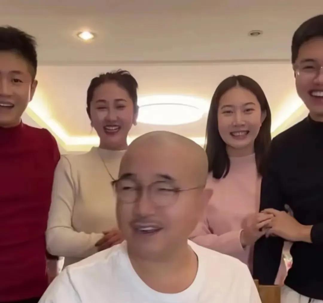 刘能这是故意气关小平一家。
自己带着两个儿子，两个儿媳。开开心心的在直播间晒幸福