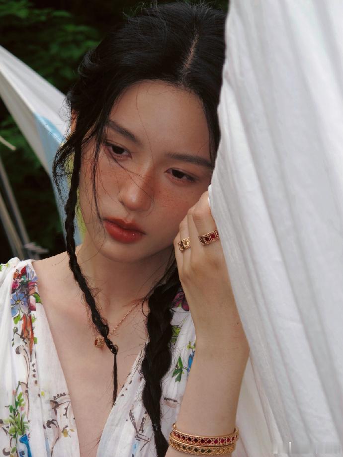 王亚飞化的周也光合作用妆周也野生感生命力细看妆容细节全是小心思，淡淡的血色感腮红