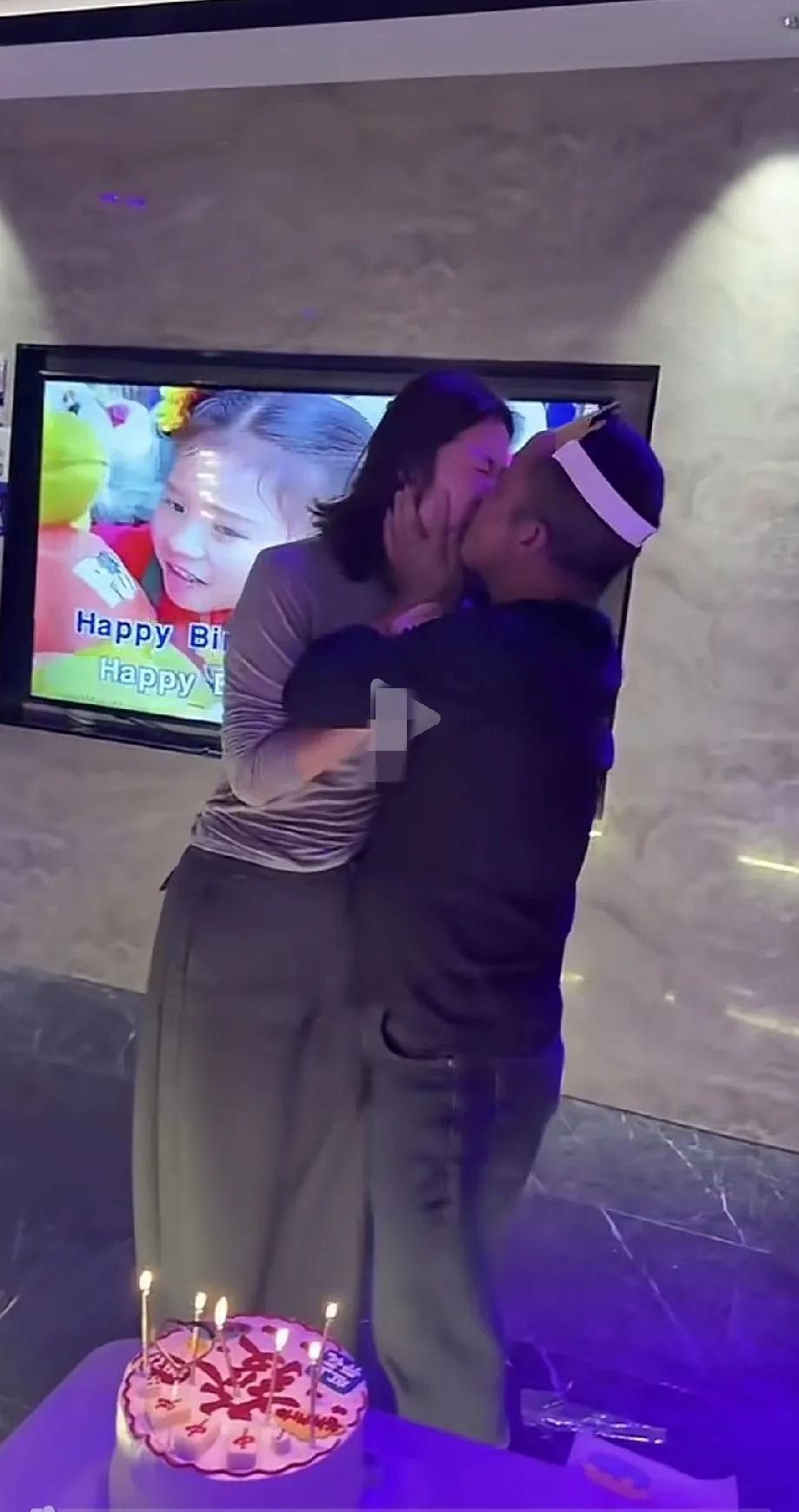 挣到点钱的男人，都喜欢去酒吧消费，花钱买快乐，这种快乐在自己老婆那里享受不到的。