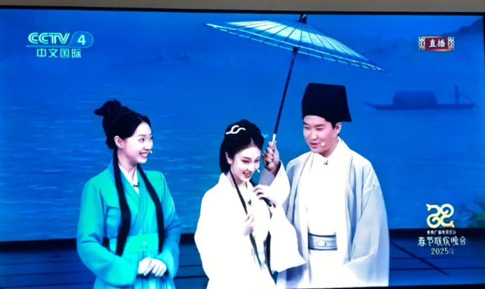春晚段子大考  春晚  借伞你到底还要借多久啊，赶紧借了吧，不要墨迹了 