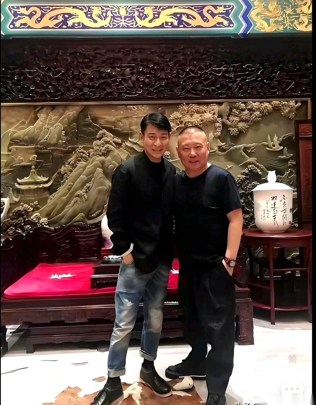 你说这照片里，一个是64岁，一个是52岁，打死我都不信。
郭德纲老师跟刘德华站一