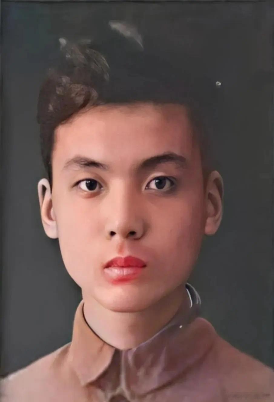 一张老照片，拍摄于上世纪四十年代。当时在安徽省怀宁县，一个书香门第走出了一位少年