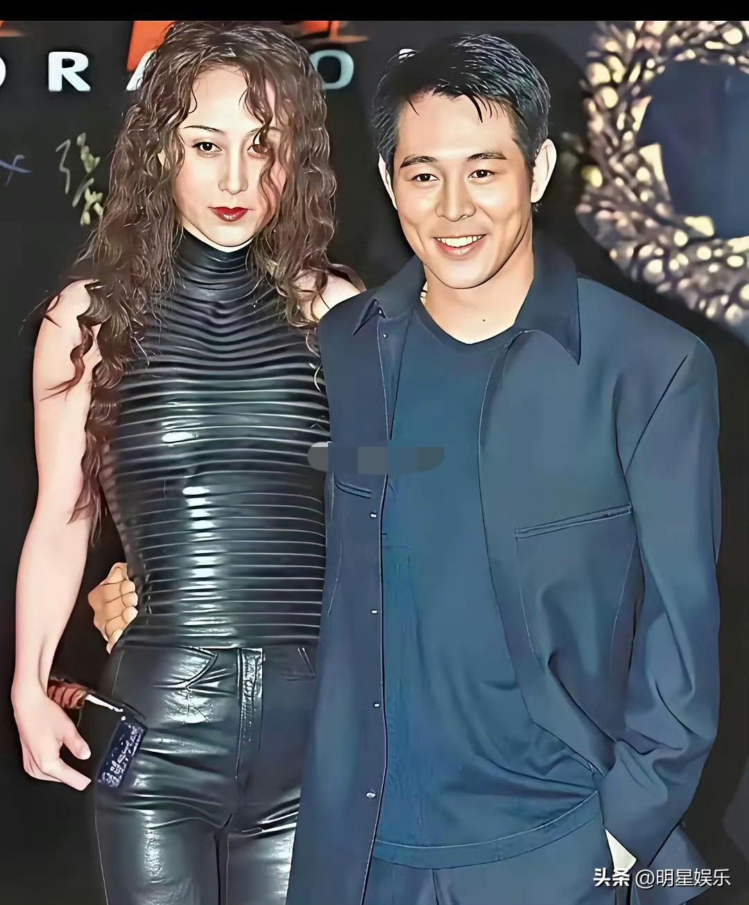 印象中的利智似乎从来没有开怀大笑过，她总是浅笑即止