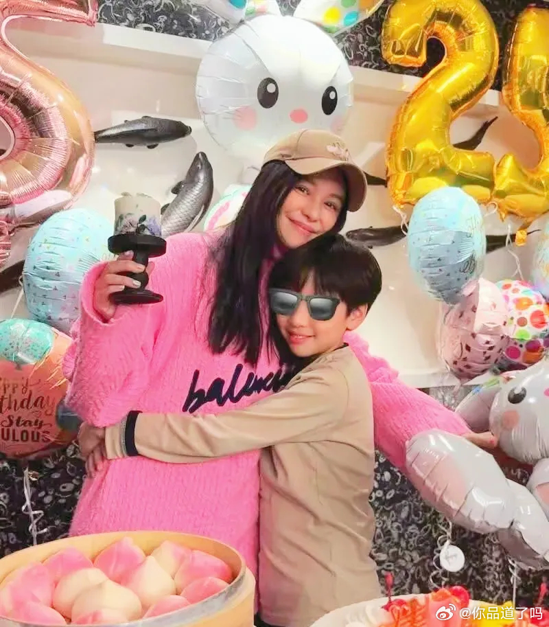 徐若瑄给妈妈办70岁寿宴，林心如和贾静雯都去了！她们几个关系是真铁，平时就老聚会