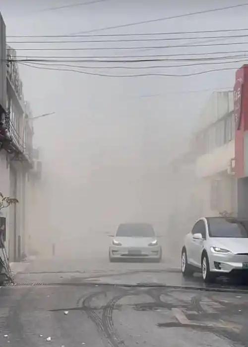 广州街道的扬尘逼迁事件闹得沸沸扬扬。从网传视频看，挖掘机配合“鼓风机”作业，尘土