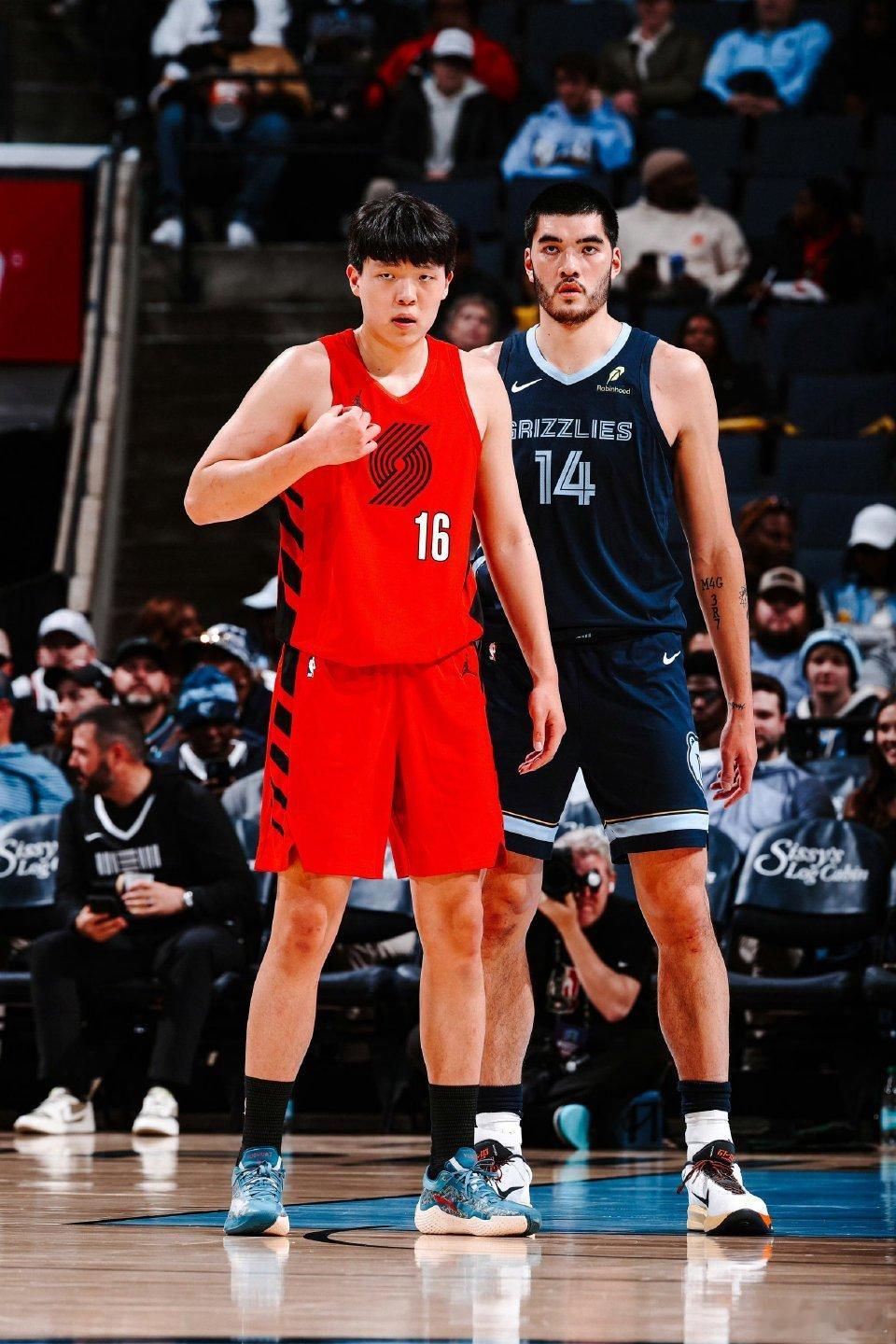 杨瀚森和周志豪碰了一次，俩人都伤了。杨瀚森面部挫伤，周志豪左脚踝应力反应。