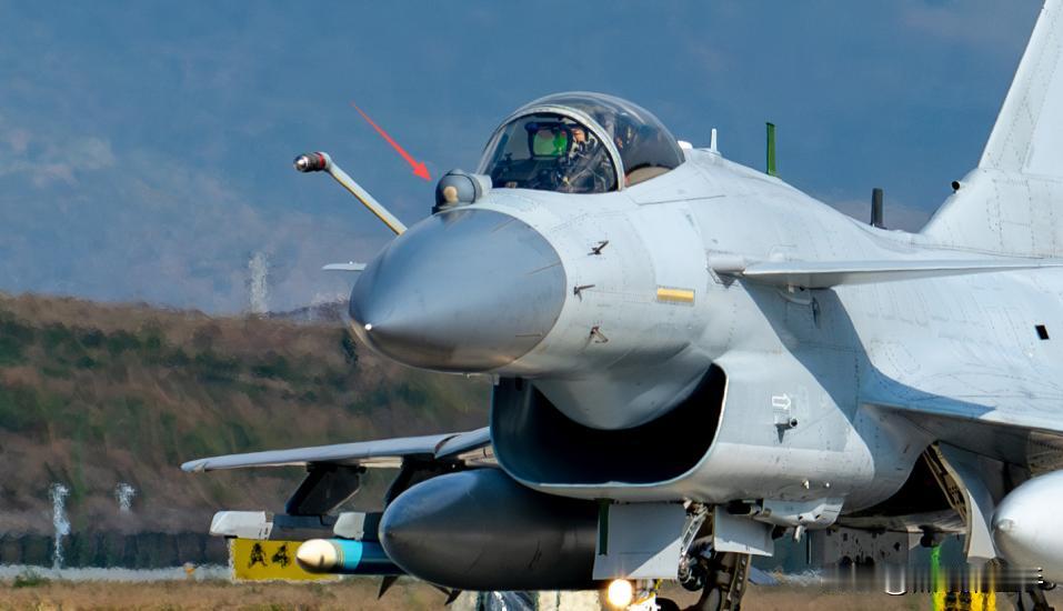 这支部队是不是换装了二手装备呀？你看它的歼10C，光电头整流罩上都掉漆了。是这个