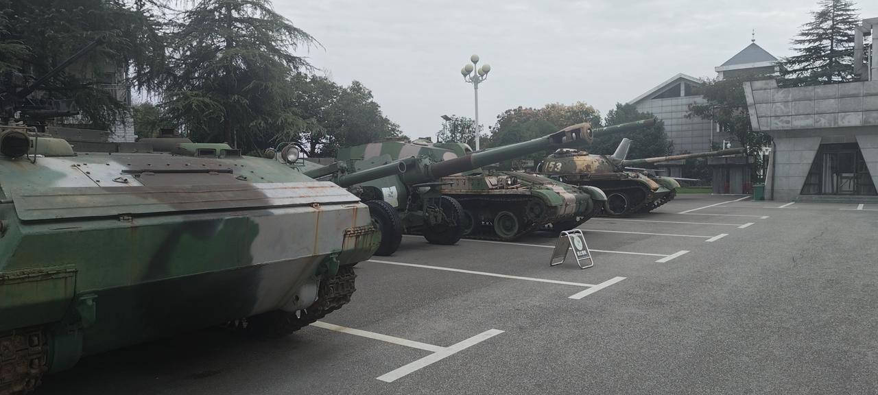 分享我这周有趣的事：这是在纪念园看到的武器展览样品，俄乌战场的使用的某些武器和他