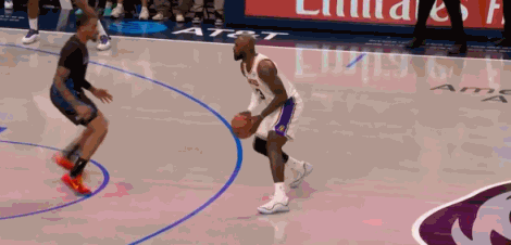 老汉余威！詹姆斯强势完成单手劈扣！
在今天NBA常规赛湖人对阵独行侠的第四节比赛