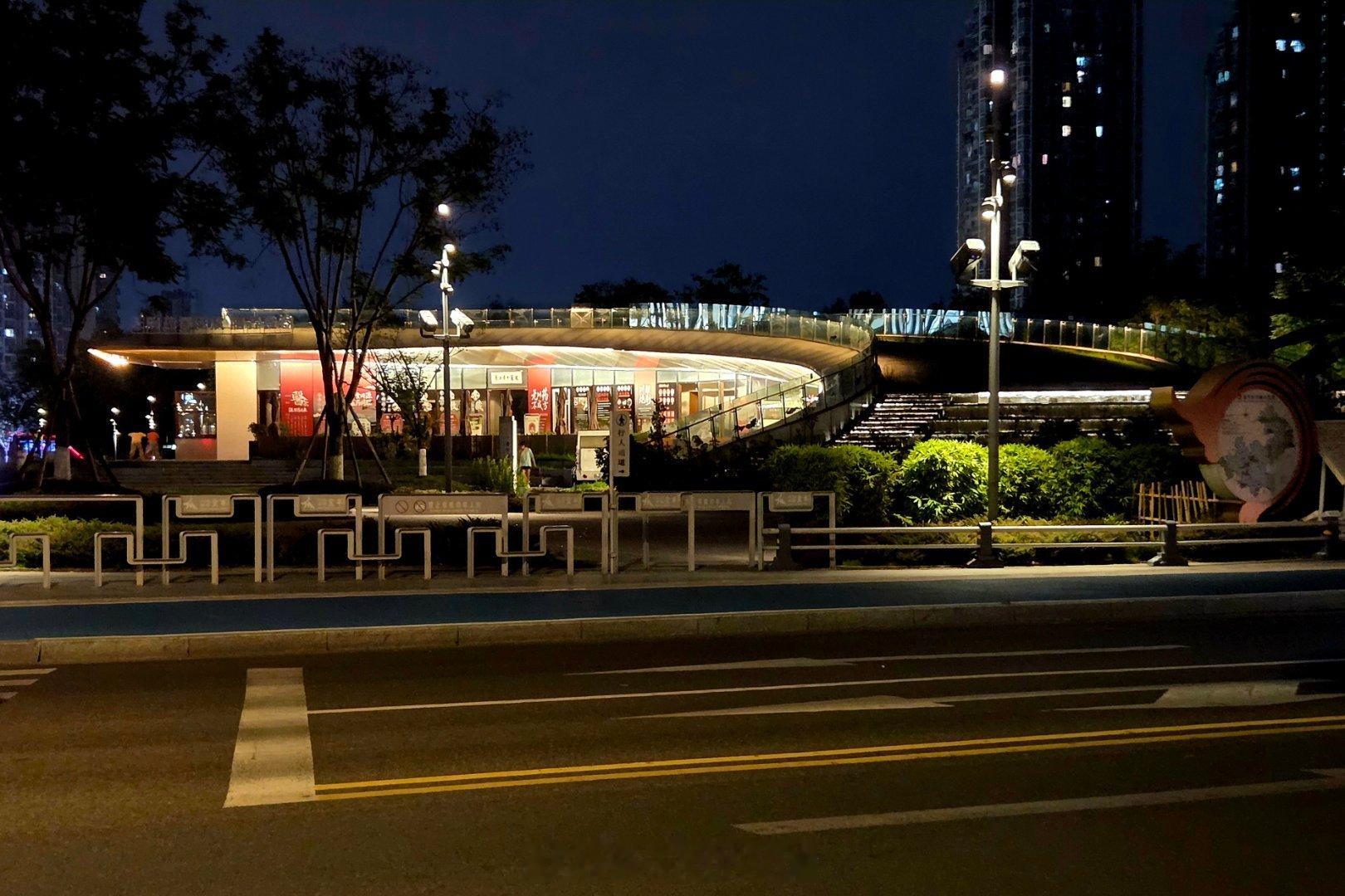 随手拍成都我被成都的夜晚迷住了城市影像记手机摄影爱好者夜晚的成都新金牛公园。 成