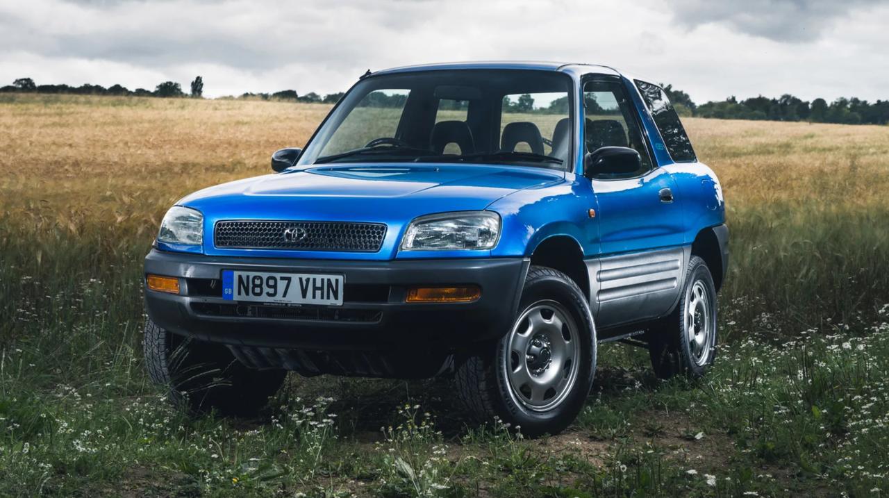 城市SUV鼻祖RAV4，1994年RAV4上市就采用了三门四座布局，初代车型有两