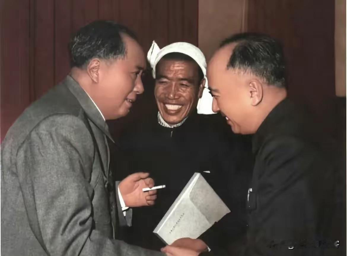 这是伟人留下来的同钱老和农民代表的珍贵合影