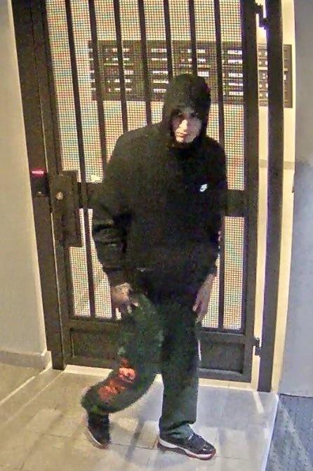 圣何塞警方在寻求民众帮助识别这个嫌犯。
他在北圣何塞地区毁车砸车盗窃，有一百多辆