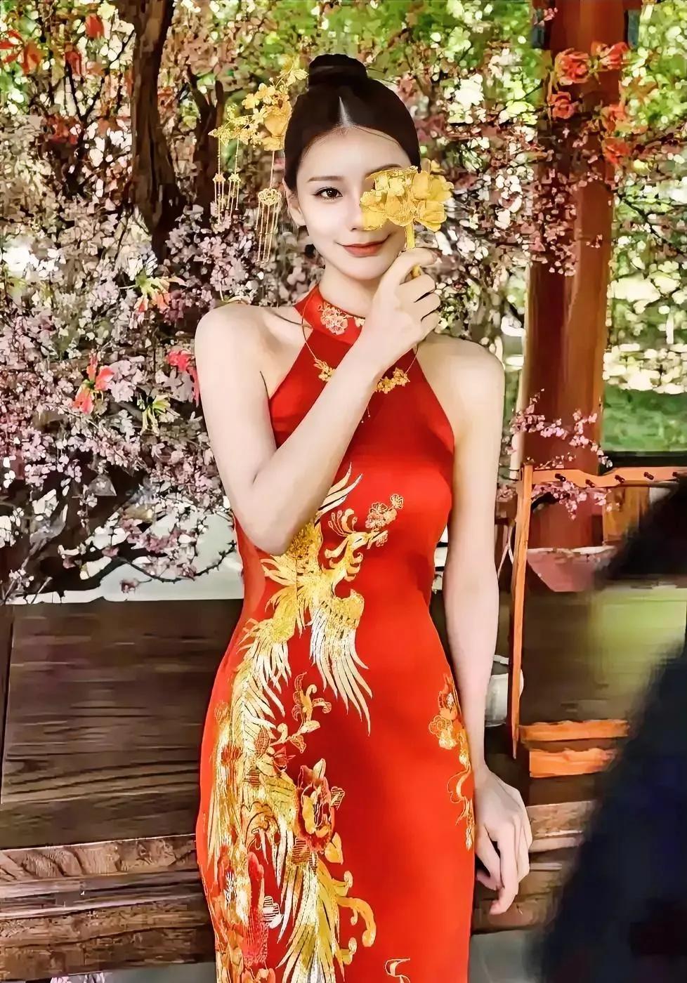 马筱梅太豪横了！婚礼现场把十几万的金捧花扔给观众。台下一阵哄抢。据说人群太密集，