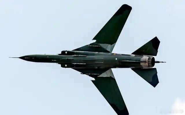 歪果仁画的MIG-23MLD涡系图可以清楚的看到有迎角和侧滑的情况下，雷达罩产生