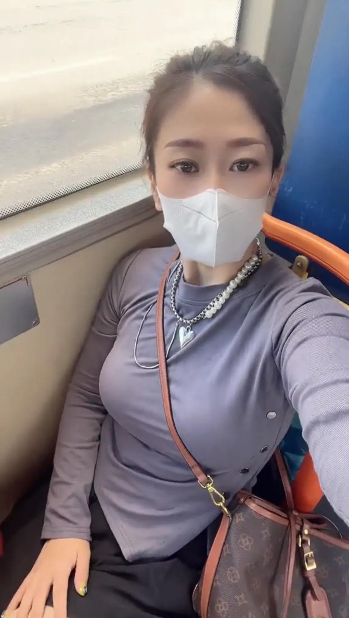 小学时候根本不像现在的孩子一样喝水，还要用水杯，就含着水龙头喝生水。

记得我们