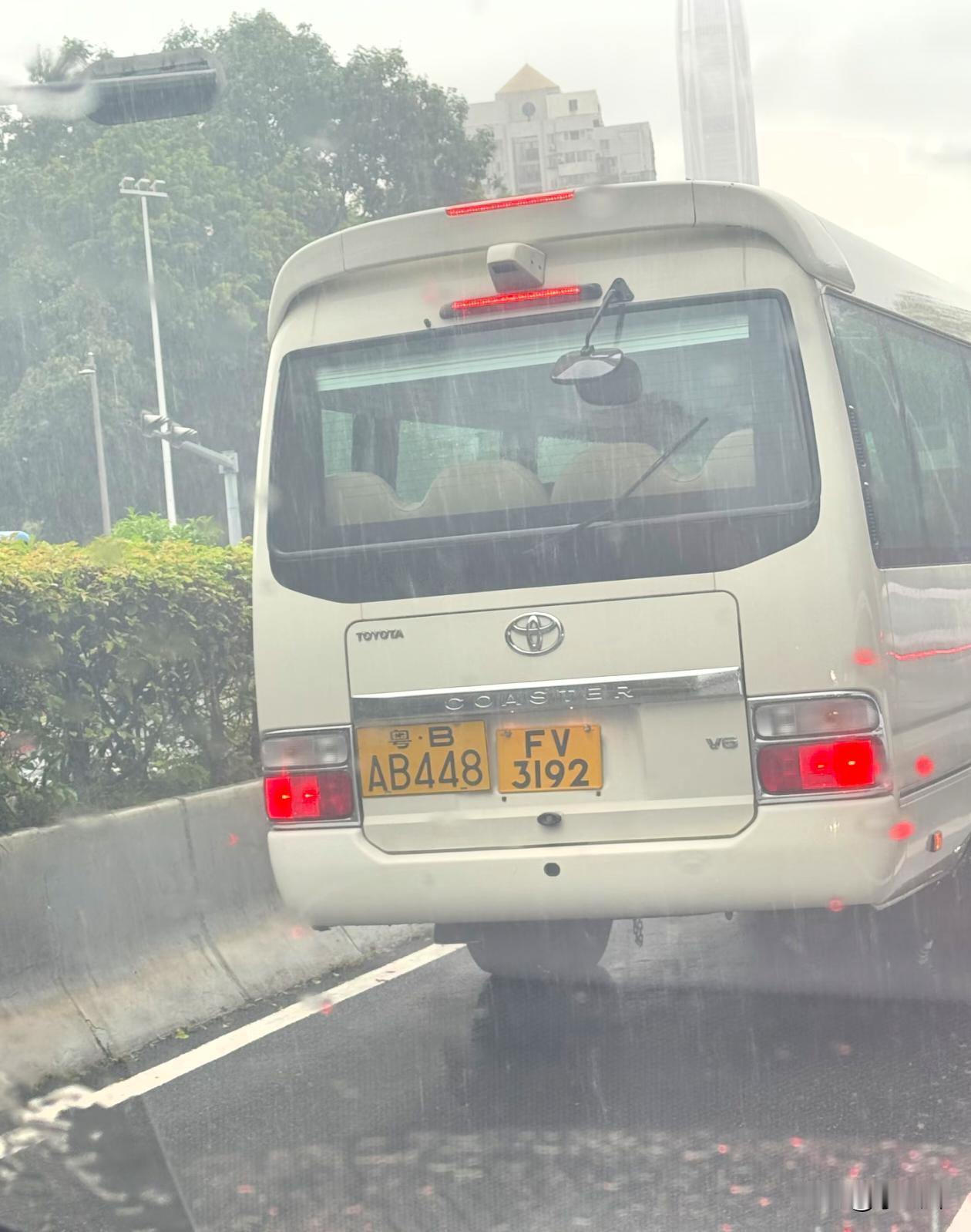 这车咋有两个车牌呢？