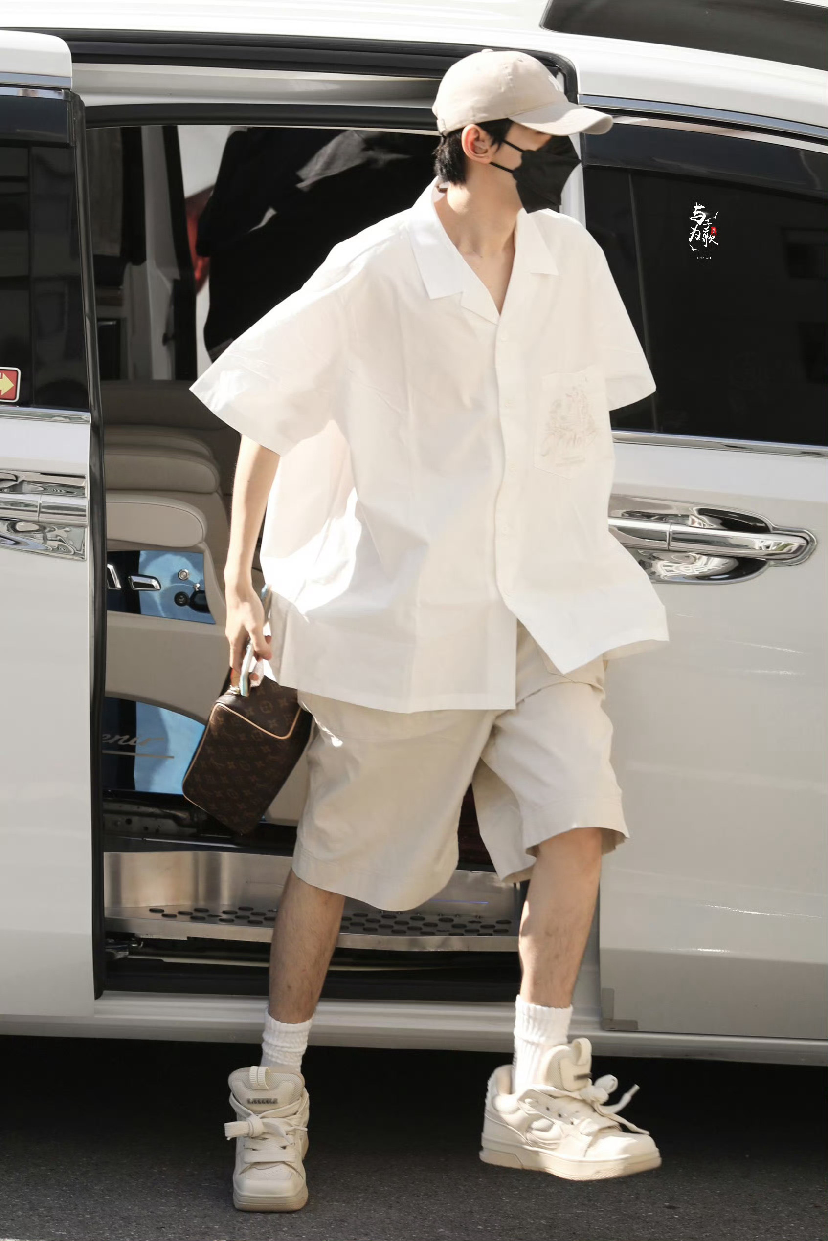 Day11最爱私服造型：我为出道前就是潮到风湿的酷BOY，宽肩窄腰大长腿的，顶级