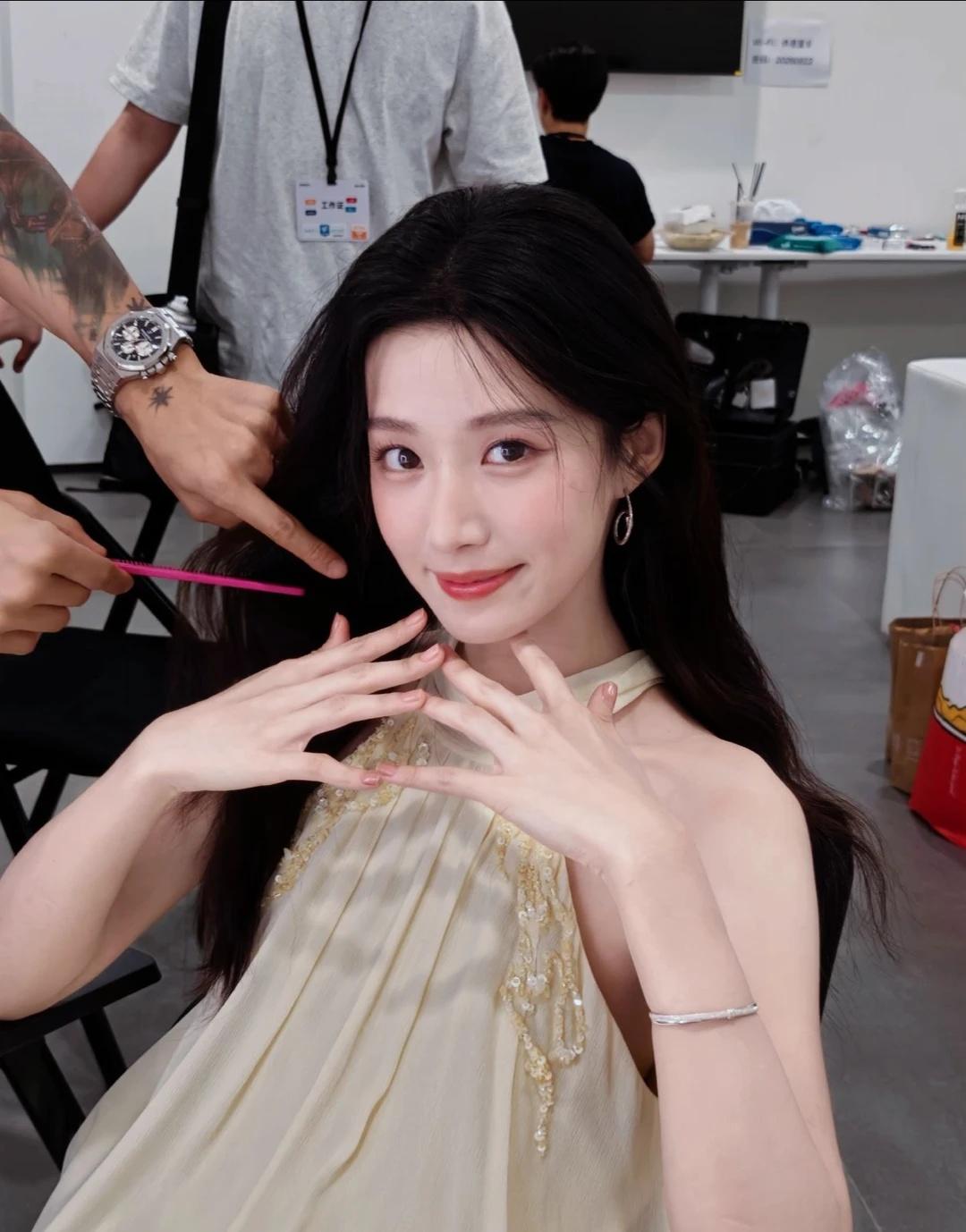 黄色真的很明媚啊喂！
卢昱晓来到地球的另一边 卢昱晓